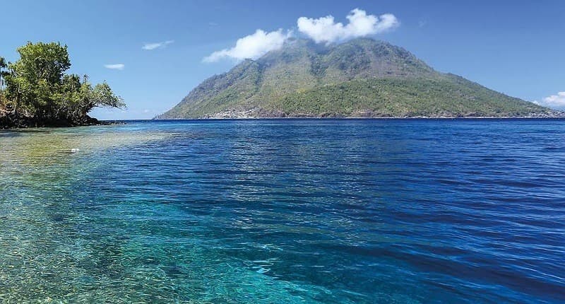 Kampung Unik di Ternate, di Desa Kecilnya Bisa Lihat Pantai Hitam dengan Air Sejernih Kaca Kampung Unik di Ternate, di Desa Kecilnya Bisa Lihat Pantai Hitam dengan Air Sejernih Kaca