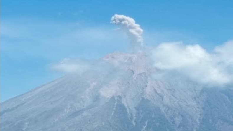 Gunung Semeru Erupsi, Kolom Abu Setinggi 700 Meter di Atas Puncak Gunung Semeru Erupsi, Kolom Abu Setinggi 700 Meter di Atas Puncak