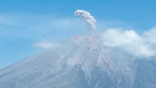Gunung Semeru Erupsi, Kolom Abu Setinggi 700 Meter di Atas Puncak