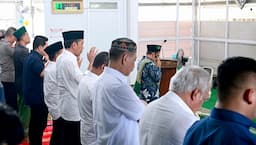 Momen Presiden Jokowi Salat Jumat Bareng Pekerja Konstruksi IKN di Kaltim