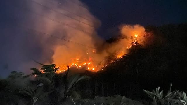 Gunung Jayanti Sukabumi Terbakar Hebat, Api Terus Membesar hingga Malam Hari