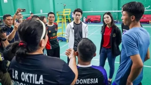 Keseruan Gibran, Kevin Sanjaya dan Wamenparekraf Berikan Semangat pada Atlet Indonesia