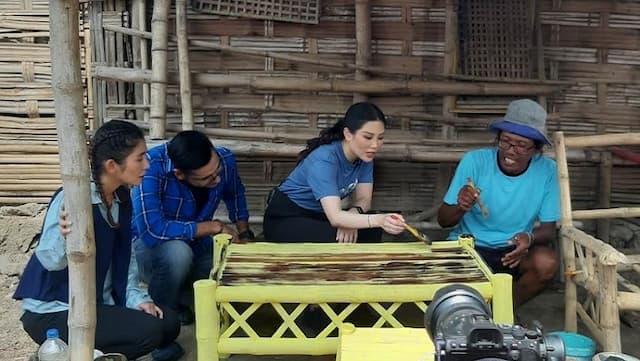 Momen Wamenparekraf Angela Tanoesoedibjo Temui Warga Penerima Bedah Rumah, Ikut Bantu Ngecat Meja Bambu