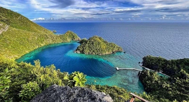 Mengintip Surga Tersembunyi di Papua, Terlihat Cantik Berbentuk Love Diapit Tebing Batu Mengintip Surga Tersembunyi di Papua, Terlihat Cantik Berbentuk Love Diapit Tebing Batu