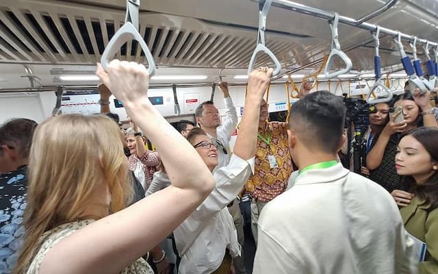 Momen Dubes Eropa Desak-desakan di MRT Jakarta