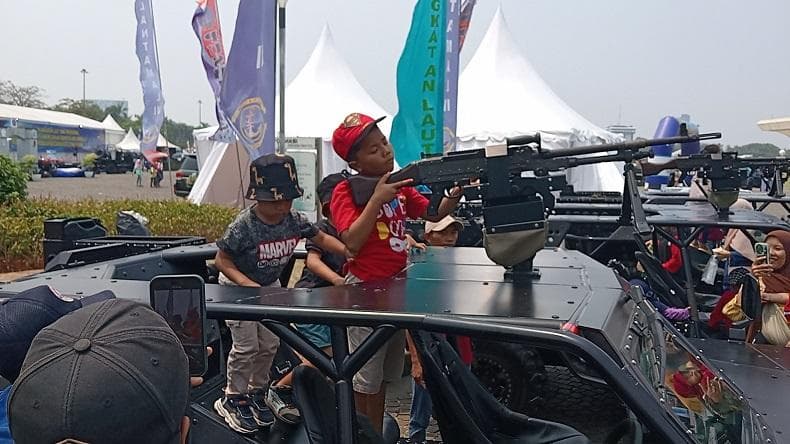 Pameran Alusista TNI di Monas Disambut Antusias Warga, Jadi Ajang Berfoto Pameran Alusista TNI di Monas Disambut Antusias Warga, Jadi Ajang Berfoto