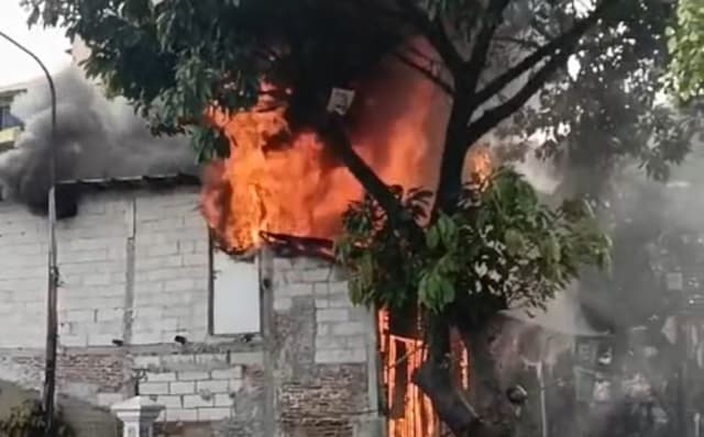 Kebakaran Hanguskan Bengkel Motor di Pademangan, Api Dicegah Merembet ke SPBU
