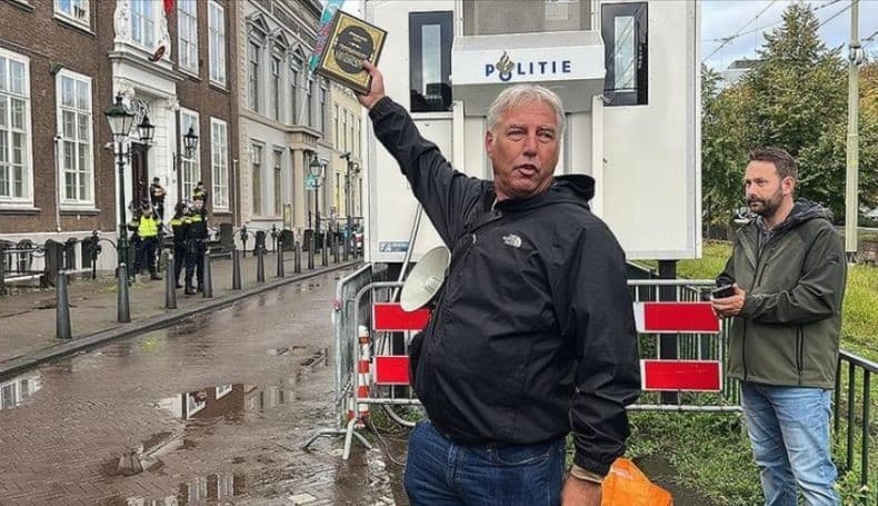 Lagi, Tokoh Anti-Islam Belanda Robek Alquran dan Menghina Islam Lagi, Tokoh Anti-Islam Belanda Robek Alquran dan Menghina Islam