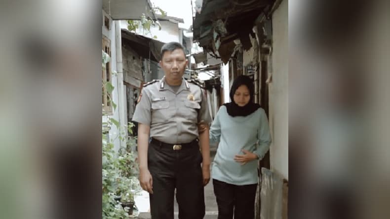 Sosok Linda Istri Polisi Jadi Cleaning Service usai Suami Idap Gangguan Penglihatan Sosok Linda Istri Polisi Jadi Cleaning Service usai Suami Idap Gangguan Penglihatan