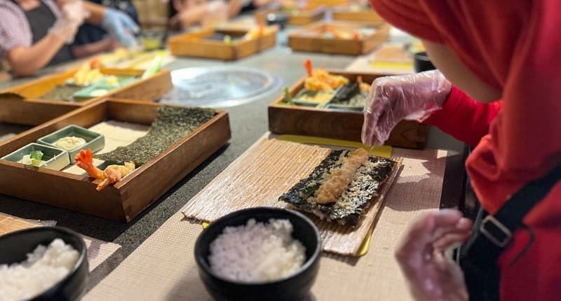 Membuat Sushi Bisa Bikin Bonding Ibu dan Anak Makin Kuat Membuat Sushi Bisa Bikin Bonding Ibu dan Anak Makin Kuat