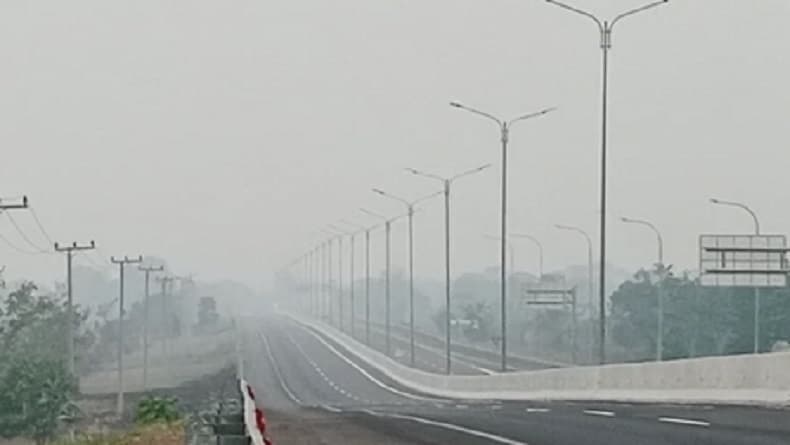 Kabut Asap Selimuti Ruas Tol Palindra, Pengendara Diminta Hati-Hati Kabut Asap Selimuti Ruas Tol Palindra, Pengendara Diminta Hati-Hati