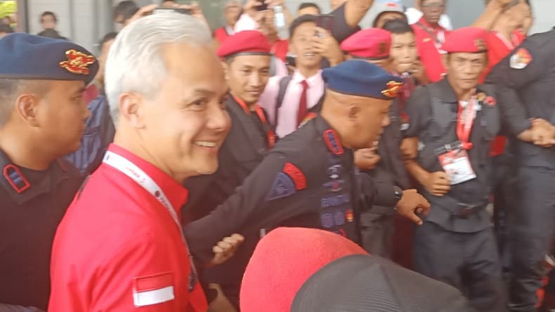 Ganjar Tiba di Arena Rakernas PDIP, Disambut Histeris Siswa-siswi hingga Diteriaki Presiden Ganjar Tiba di Arena Rakernas PDIP, Disambut Histeris Siswa-siswi hingga Diteriaki Presiden