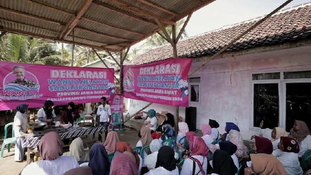 Dukung Ganjar Jadi Presiden 2024, Relawan Wanita Nelayan Gelar Latihan Produksi Keripik Kelapa di Tasikmalaya