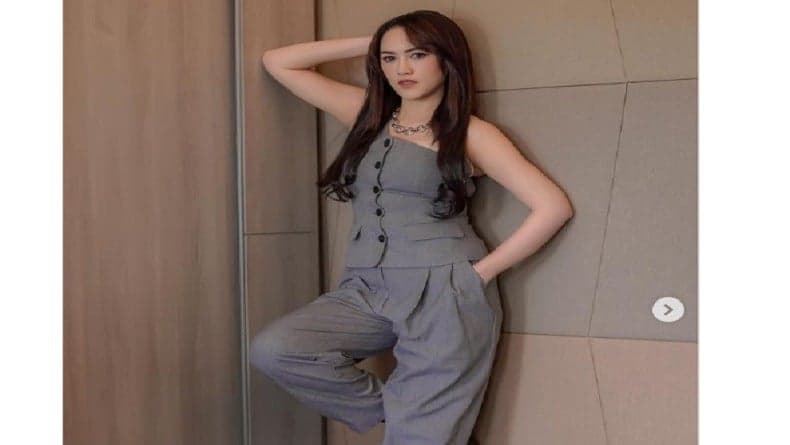 Lirik Lagu Apik – Happy Asmara dan Terjemahan Lirik Lagu Apik – Happy Asmara dan Terjemahan