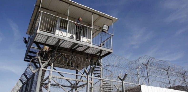 Heboh Skandal Seks Sipir Perempuan Israel dengan Napi Palestina Heboh Skandal Seks Sipir Perempuan Israel dengan Napi Palestina