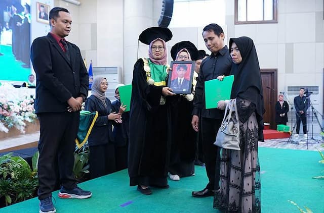 Viral Ayah Wakili Wisuda Almarhum Lintang Ramadhan di Unisa Yogyakarta