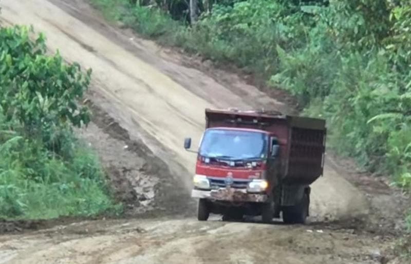 Viral Sopir Truk Berhasil Lewati Jalan Tanjakan Licin, Netizen: Jam Terbang Gak Pernah Bohong Viral Sopir Truk Berhasil Lewati Jalan Tanjakan Licin, Netizen: Jam Terbang Gak Pernah Bohong
