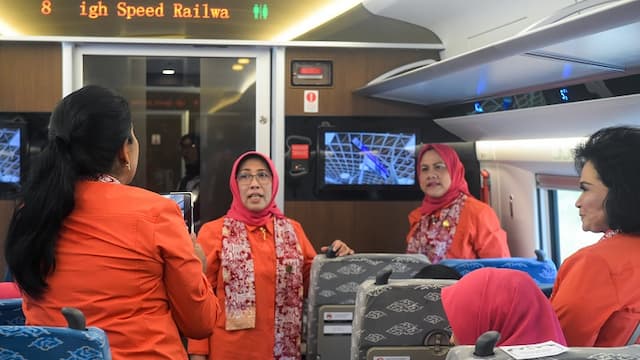 Cerita Iriana Jokowi Jajal Kereta Cepat Whoosh: Tak Terasa 27 Menit sampai Bandung