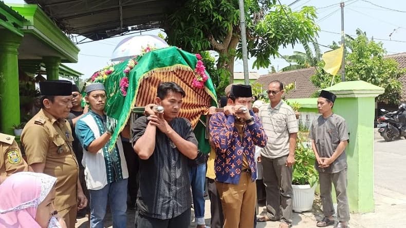 Tangis Keluarga Pecah Sambut Jenazah Mahasiswi UMY Tewas Lompat dari Lantai 4 Asrama Tangis Keluarga Pecah Sambut Jenazah Mahasiswi UMY Tewas Lompat dari Lantai 4 Asrama