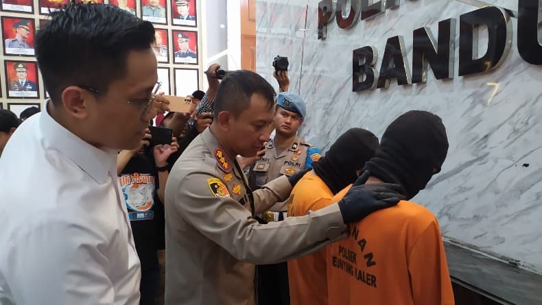 Jual Pacar dan Teman-Temannya Jadi SPK Online via MiChat, 2 Pemuda Bandung Ditangkap Polisi Jual Pacar dan Teman-Temannya Jadi SPK Online via MiChat, 2 Pemuda Bandung Ditangkap Polisi