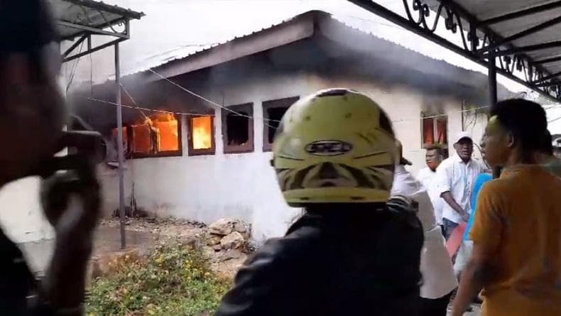 Kebakaran di RSUD Karel Sadsuitubun Maluku Tenggara, Pasien dan Perawat Panik Berlarian Kebakaran di RSUD Karel Sadsuitubun Maluku Tenggara, Pasien dan Perawat Panik Berlarian