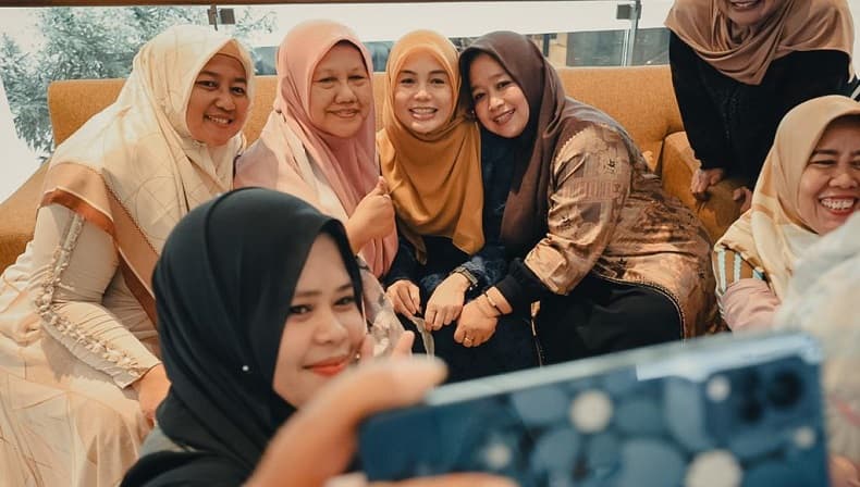 Nyai dan Ning di Jabar Puji Pola Asuh Siti Atikoh Ganjar: Inspiratif Sekali Nyai dan Ning di Jabar Puji Pola Asuh Siti Atikoh Ganjar: Inspiratif Sekali