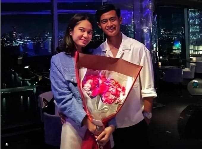 So Sweet! Pratama Arhan Dinner Romantis Rayakan Ulang Tahun Azizah Salsha, Istri Dikasih Kado Barang Mewah So Sweet! Pratama Arhan Dinner Romantis Rayakan Ulang Tahun Azizah Salsha, Istri Dikasih Kado Barang Mewah