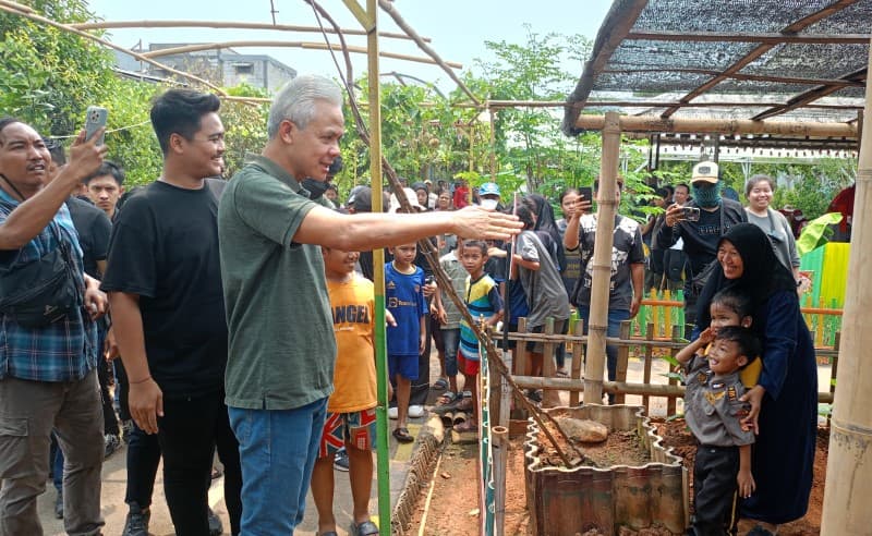 Ganjar Pranowo Kunjungi Perkebunan Tengah Kota di Jakbar: Pemanfaatan Lahan Kosong Ini Menarik Ganjar Pranowo Kunjungi Perkebunan Tengah Kota di Jakbar: Pemanfaatan Lahan Kosong Ini Menarik