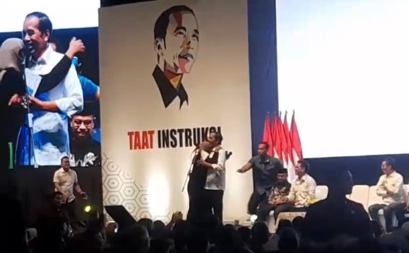 Momen Presiden Jokowi Main Tebak-tebakan dengan Relawan di Bogor, Hadiahnya Sepeda Momen Presiden Jokowi Main Tebak-tebakan dengan Relawan di Bogor, Hadiahnya Sepeda