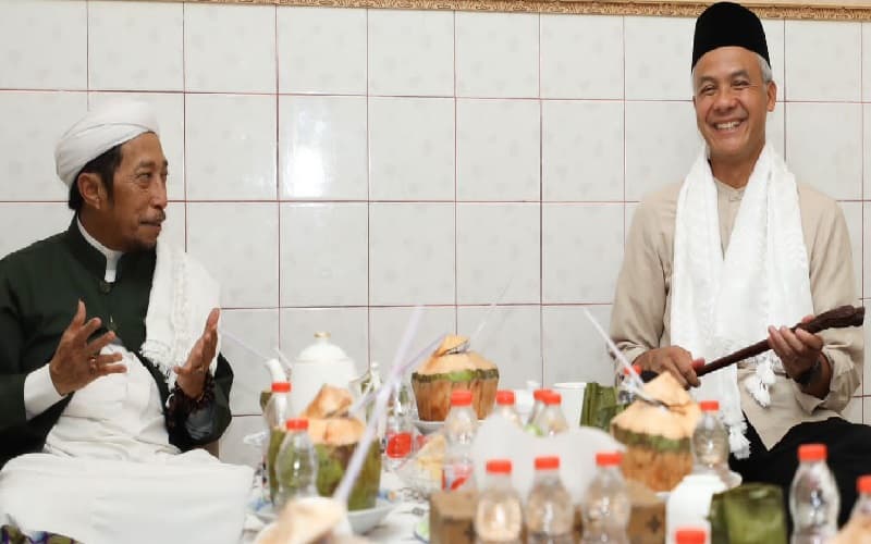 Pimpinan Ponpes Gedongan Cirebon Beri Tongkat Kayu dan Tasbih Langka ke Ganjar Pranowo Pimpinan Ponpes Gedongan Cirebon Beri Tongkat Kayu dan Tasbih Langka ke Ganjar Pranowo