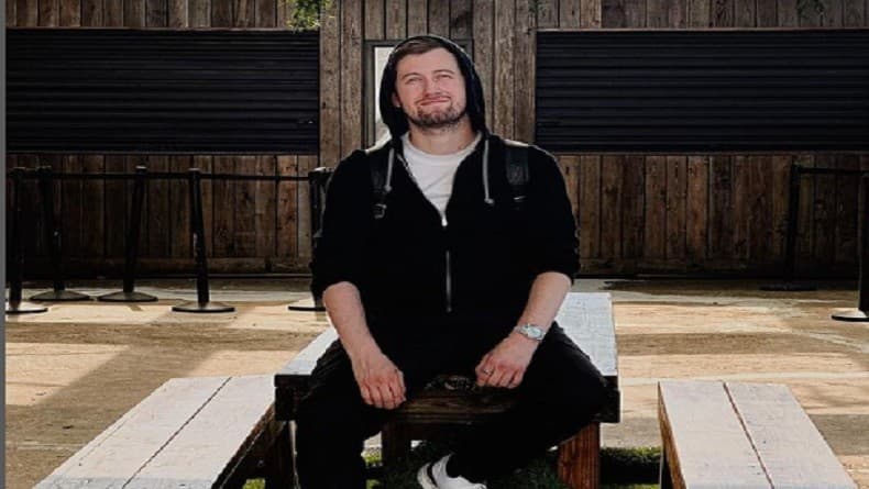 Lirik Lagu Different World dan Terjemahan, Gambaran Kondisi Dunia Saat Ini Lirik Lagu Different World dan Terjemahan, Gambaran Kondisi Dunia Saat Ini