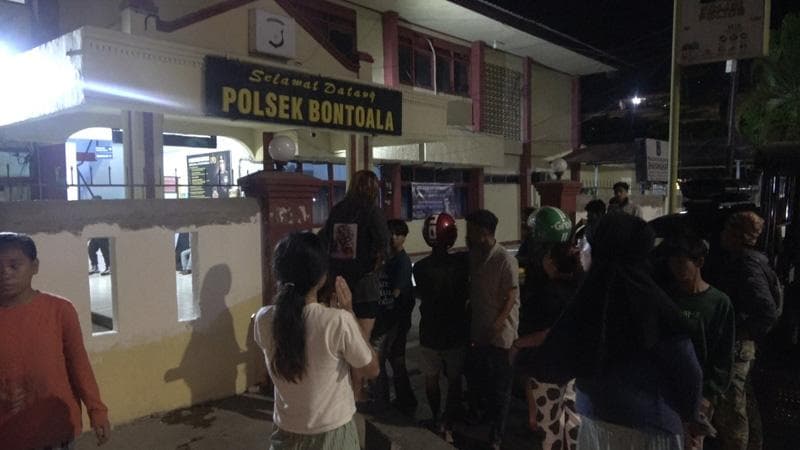 Belasan Warga Geruduk Polsek Bontoala Makassar, Ada Apa? Belasan Warga Geruduk Polsek Bontoala Makassar, Ada Apa?