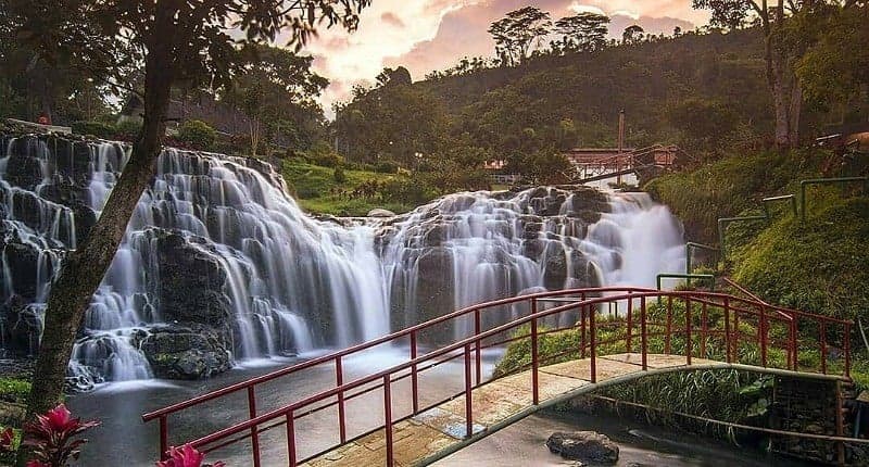 Kampung Unik di Bondowoso, Menakjubkan Ada Pemandangan Air Terjun seperti di Luar Negeri Kampung Unik di Bondowoso, Menakjubkan Ada Pemandangan Air Terjun seperti di Luar Negeri