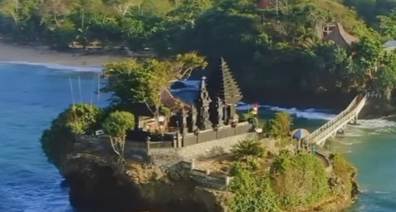 Kampung Unik di Malang, Punya Pantai Cantik yang Suasananya Mirip Tanah Lot Bali Kampung Unik di Malang, Punya Pantai Cantik yang Suasananya Mirip Tanah Lot Bali