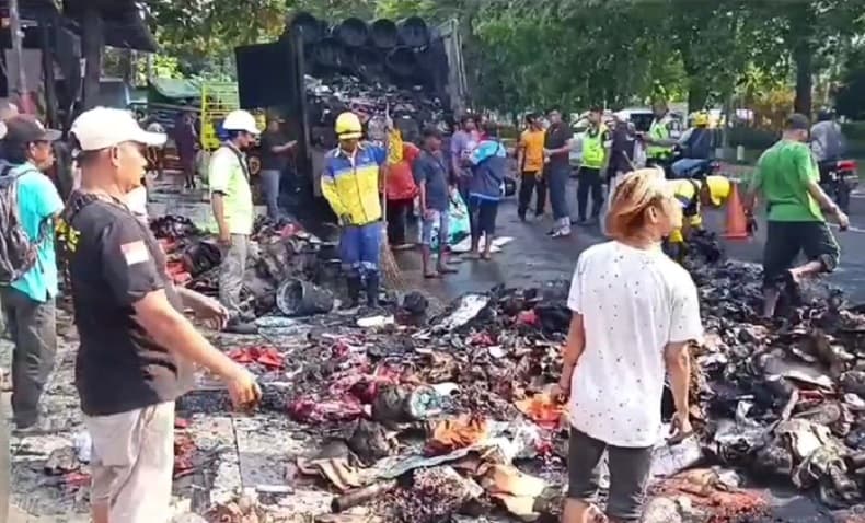 Truk Ekspedisi di Surabaya Terbakar Hebat, Muatan Sepatu Ludes Dilalap Api Truk Ekspedisi di Surabaya Terbakar Hebat, Muatan Sepatu Ludes Dilalap Api