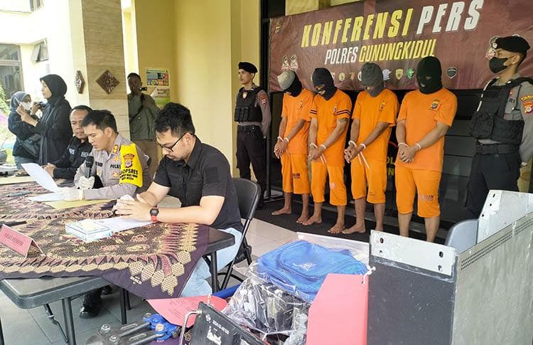 Gasak 10 Baterai BTS, 4 Komplotan Pencuri di Gunungkidul Ditangkap Gasak 10 Baterai BTS, 4 Komplotan Pencuri di Gunungkidul Ditangkap