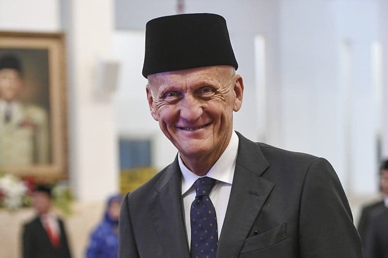 Potret Wasit Galak dan Tegas Pierluigi Collina Pakai Peci di Istana Negara Potret Wasit Galak dan Tegas Pierluigi Collina Pakai Peci di Istana Negara