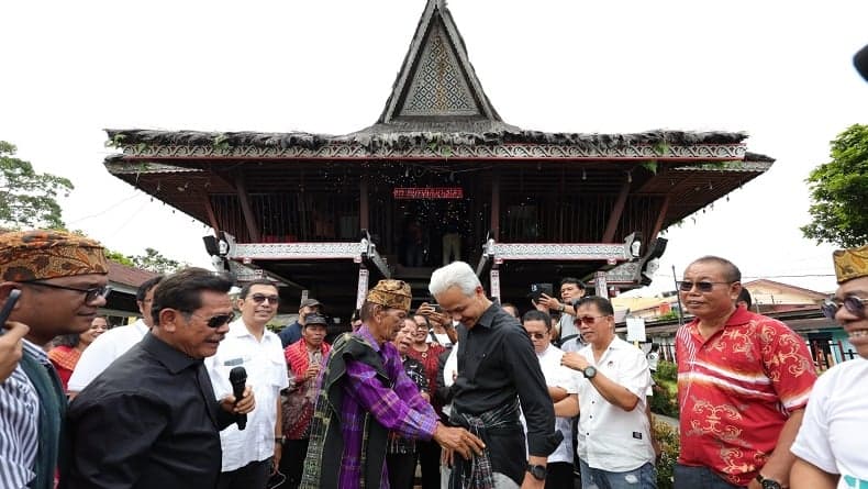 Ganjar Pranowo Dipakaikan Kain Ulos di Pematang Siantar, Ini Filosofinya Ganjar Pranowo Dipakaikan Kain Ulos di Pematang Siantar, Ini Filosofinya