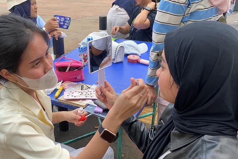 Jasa Makeup Dadakan Banjir Orderan Jelang Konser Coldplay, Segini Tarifnya Jasa Makeup Dadakan Banjir Orderan Jelang Konser Coldplay, Segini Tarifnya