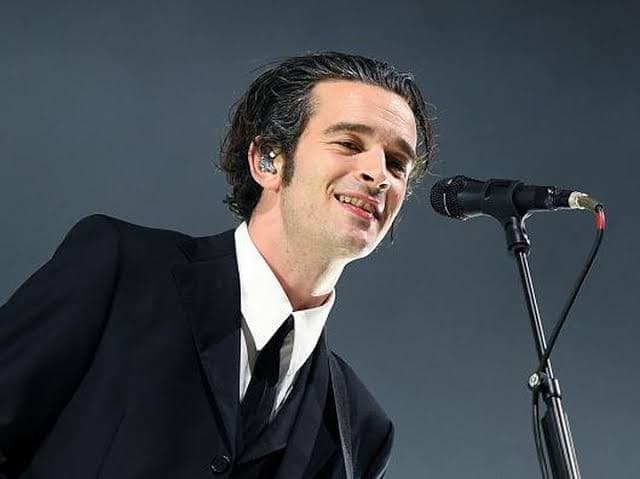 Nekat! Gara-Gara Aksi Panggung, Matty Healy Terlilit Kabel Mikrofon hingga Nyaris Tak Bisa Napas Nekat! Gara-Gara Aksi Panggung, Matty Healy Terlilit Kabel Mikrofon hingga Nyaris Tak Bisa Napas