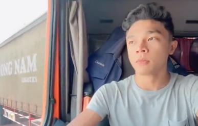 Sopir Truk Ganteng Ini Bikin Jagad Maya Gempar, Tolak Tawaran Jadi Model Sopir Truk Ganteng Ini Bikin Jagad Maya Gempar, Tolak Tawaran Jadi Model