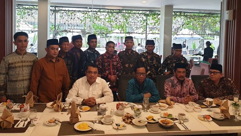 Raja Panglima Kerajaan Alam Surambi Sungai Pagu Solok Selatan Temui Mahfud MD, Bahas Apa? Raja Panglima Kerajaan Alam Surambi Sungai Pagu Solok Selatan Temui Mahfud MD, Bahas Apa?