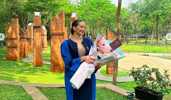 Baru Lulus S1, Intip Potret Cantik Enzy Storia di Acara Wisuda Baru Lulus S1, Intip Potret Cantik Enzy Storia di Acara Wisuda