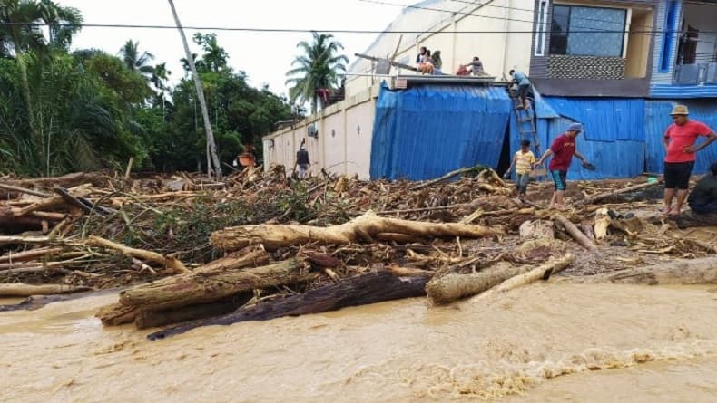 Banjir Bandang Terjang Aceh Selatan, Material Kayu Terseret Arus Rusak Ratusan Rumah Banjir Bandang Terjang Aceh Selatan, Material Kayu Terseret Arus Rusak Ratusan Rumah