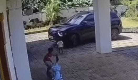 Viral Anak Kecil Teriak Kesakitan Tergilas Mobil saat Bermain di Depan Rumah, Pengemudi Syok Viral Anak Kecil Teriak Kesakitan Tergilas Mobil saat Bermain di Depan Rumah, Pengemudi Syok