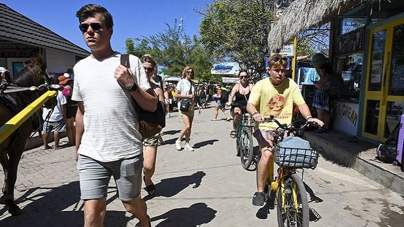 6 Dampak Negatif dan Positif Masuknya Wisatawan Asing ke Indonesia Beserta Cara Menanggulanginya 6 Dampak Negatif dan Positif Masuknya Wisatawan Asing ke Indonesia Beserta Cara Menanggulanginya