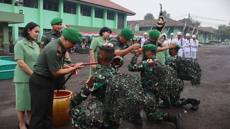 83 Prajurit TNI AD Ikuti Tradisi Korps Pembaretan sebagai Anggota Baru Bekangad 83 Prajurit TNI AD Ikuti Tradisi Korps Pembaretan sebagai Anggota Baru Bekangad