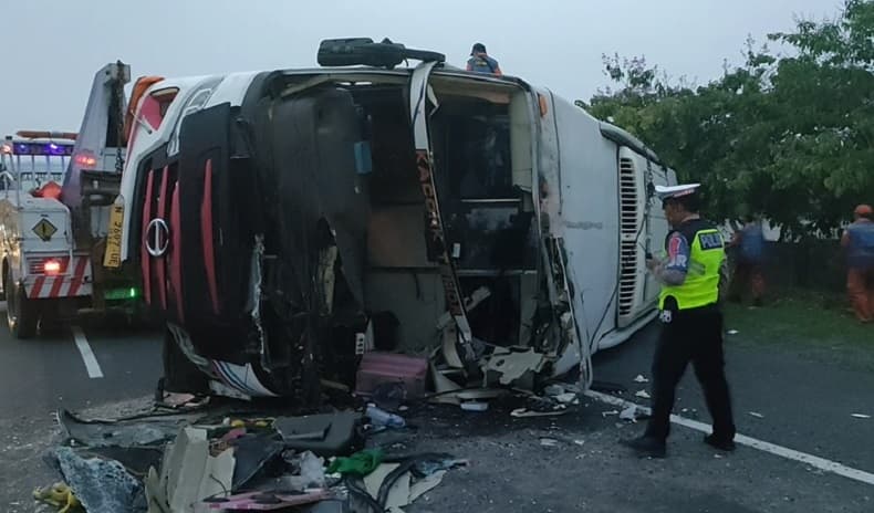 Kecelakaan di Tol Sidoarjo, Bus Tentrem Terguling usai Tabrak Truk, 8 Penumpang Luka Kecelakaan di Tol Sidoarjo, Bus Tentrem Terguling usai Tabrak Truk, 8 Penumpang Luka