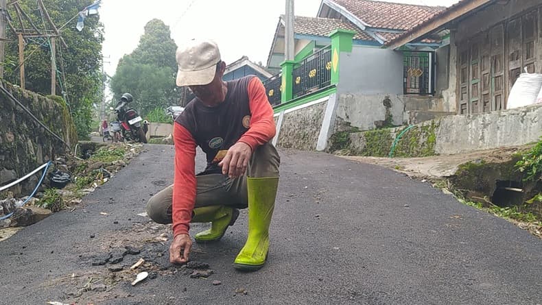 Aspal Mengelupas usai Diperbaiki Ternyata Berasal dari Dana Pokir Anggota DPRD KBB Aspal Mengelupas usai Diperbaiki Ternyata Berasal dari Dana Pokir Anggota DPRD KBB