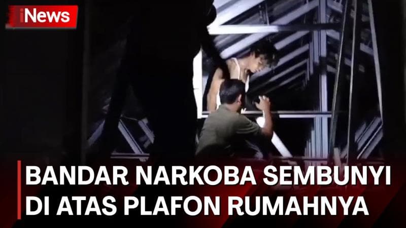 Detik-Detik Polisi Tangkap Bandar Narkoba yang Sembunyi di Atas Plafon Rumahnya Detik-Detik Polisi Tangkap Bandar Narkoba yang Sembunyi di Atas Plafon Rumahnya